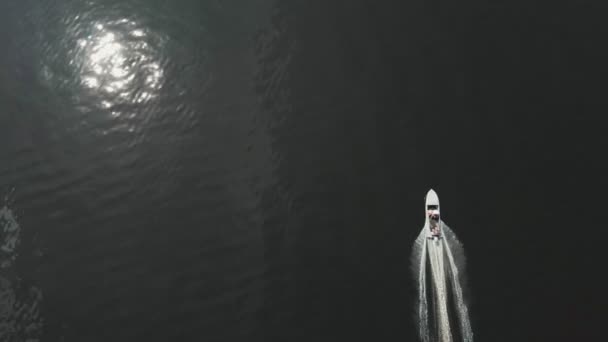 Ένας άνδρας με μηχανοκίνητο σκάφος στο σκοτεινό ποτάμι - Πλάνα, βίντεο