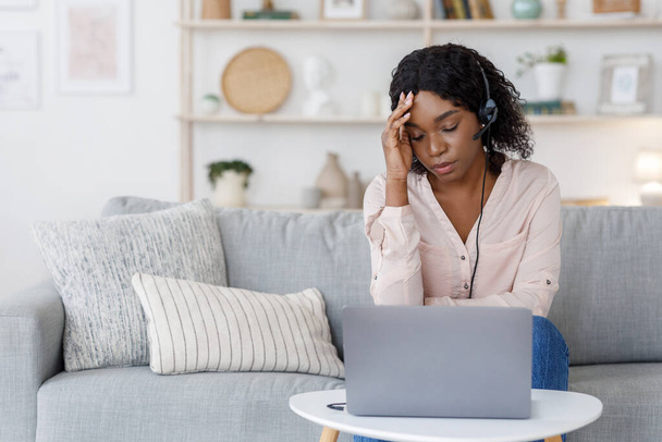 Tensión límite. Agotado negro freelancer mujer cansada de trabajar en el ordenador portátil en casa
 - Foto, Imagen