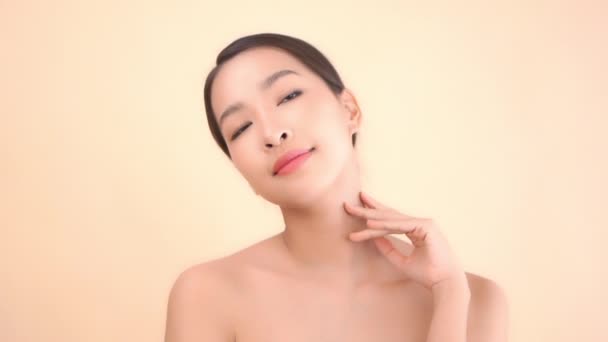 felvétel gyönyörű ázsiai nő tiszta bőr bézs háttér - Felvétel, videó