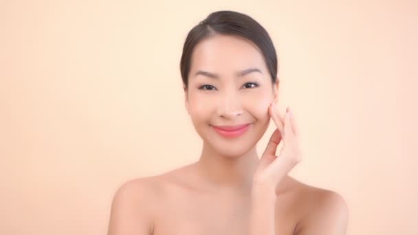 felvétel gyönyörű ázsiai nő tiszta bőr bézs háttér - Felvétel, videó