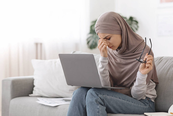 Occhi stanchi. esausto arabo donna esausto dopo aver lavorato su computer portatile a casa
 - Foto, immagini