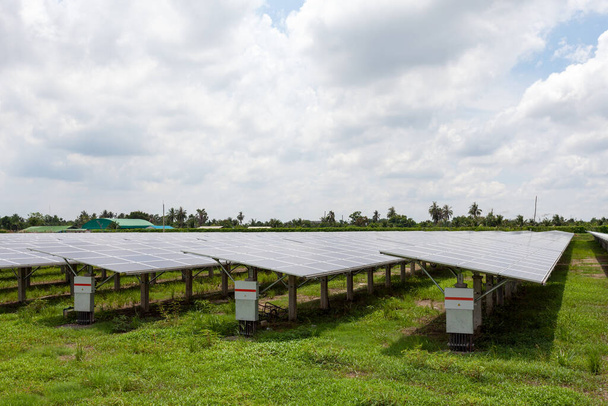 Сонячні панелі на сонячних фермах синій фон неба
 - Фото, зображення