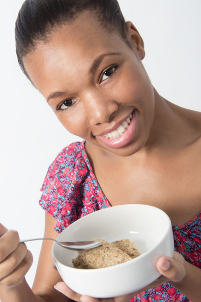 Mujer afroamericana comiendo de su tazón
 - Foto, Imagen