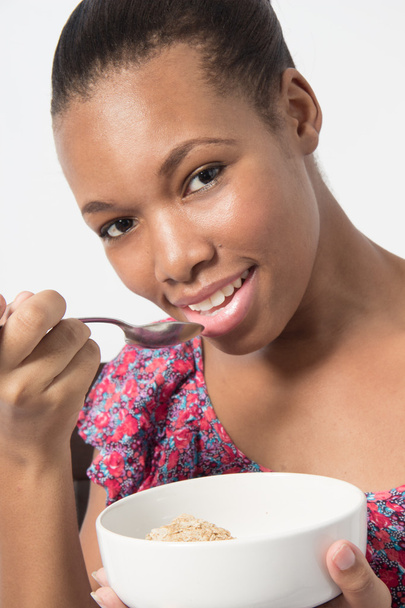 Joven negro hembra comer desayuno fuera bowl
 - Foto, Imagen