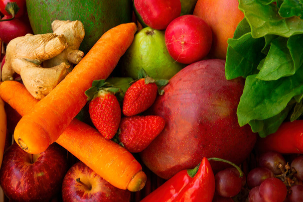 Поверхностные продукты, овощи, фрукты, овощи, для вегетарианской и фаст-фудской пищи. Ешь чисто. Детоксикация, диетическое питание
 - Фото, изображение