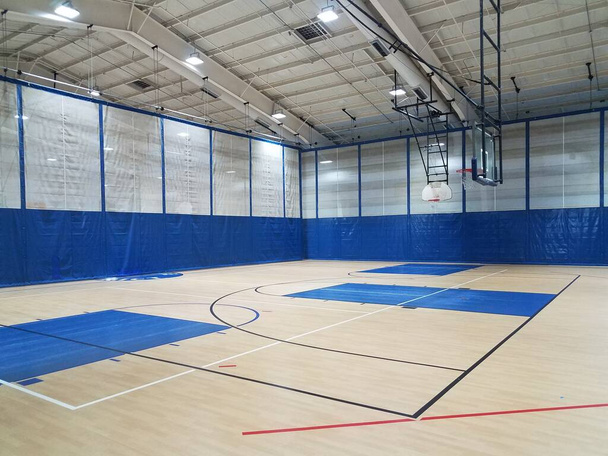 terrain de basket-ball avec cerceaux et plancher de bois dans la salle de gym ou gymnase
 - Photo, image