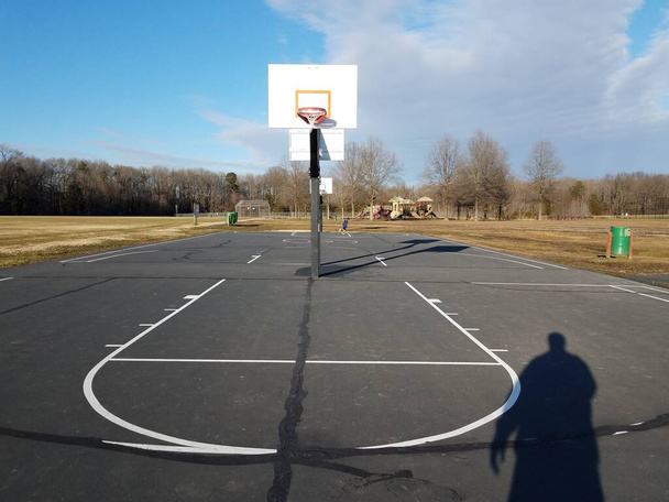 тень отца и сына на баскетбольной площадке в парке
 - Фото, изображение