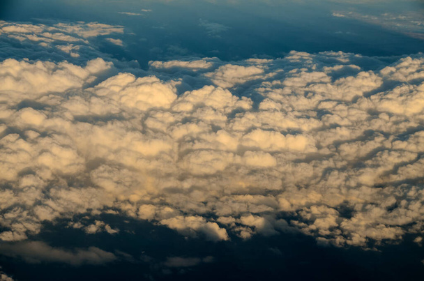 Пролетая над облаками с самолета - Фото, изображение