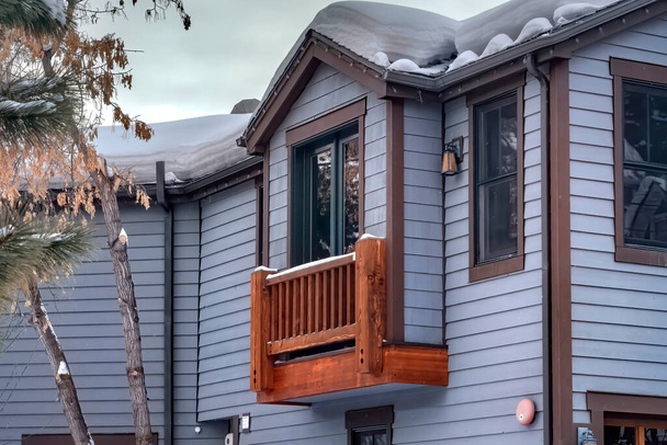 Box bay παράθυρο του σπιτιού με αδιαπέραστη οροφή συρόμενη πόρτα και ξύλινο κιγκλίδωμα - Φωτογραφία, εικόνα