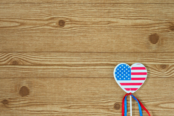 Celebrando el Día de la Independencia 4 de julio, Día del Presidente, Memorial, Trabajo y Veteranos, Gran América. Fondo minimalista con un corazón en la forma de la bandera de los Estados Unidos
. - Foto, imagen