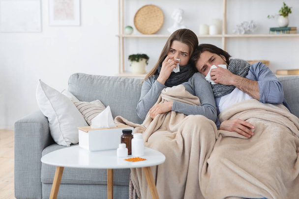 Couple souffrant de froid, de nez soufflant et d'éternuements
 - Photo, image