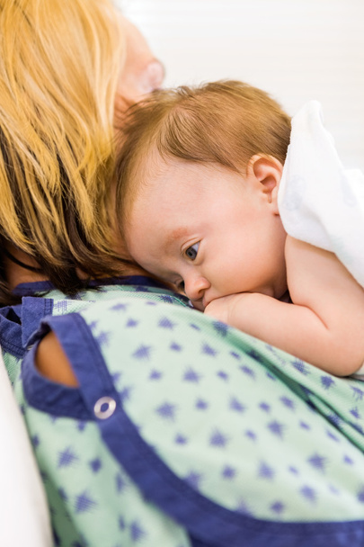 annesi hastanede yatarken şirin babygirl - Fotoğraf, Görsel