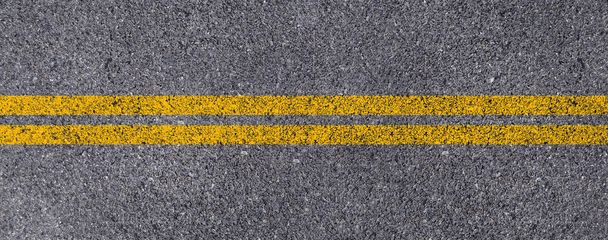 Vista superior de linhas amarelas duplas no asfalto rua estrada superfície textura fundo
. - Foto, Imagem