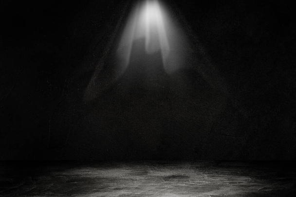 Espacio vacío de Studio dark room pared de hormigón negro con proyector para mostrar el producto
. - Foto, imagen