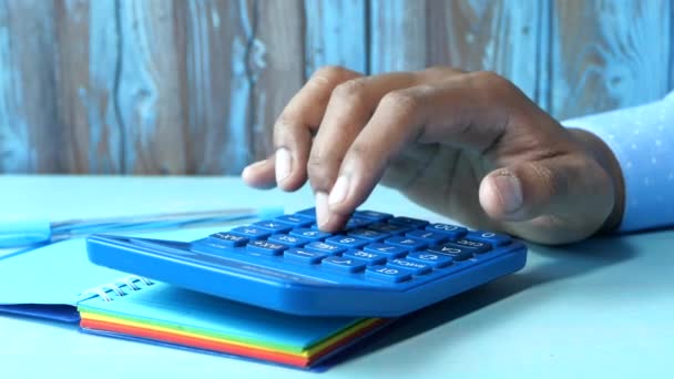 zblízka člověka rukou pomocí kalkulačky na kancelářském stole  - Záběry, video