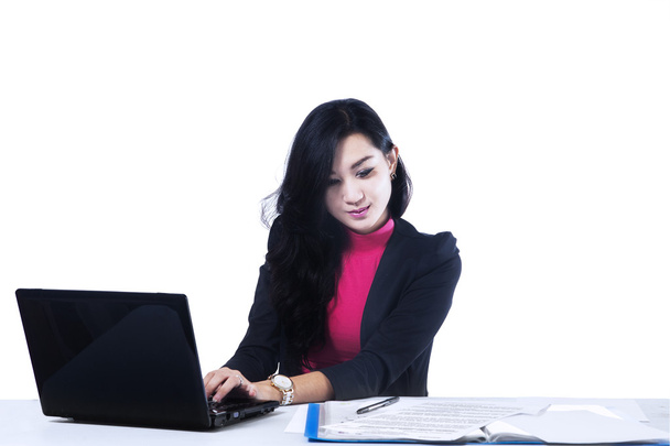 Businesswoman working on a laptop - Zdjęcie, obraz