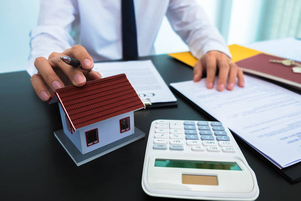 Apresentação de vendas de contratos Imobiliário Vendas de casas Cálculo das taxas de venda de casas
. - Foto, Imagem