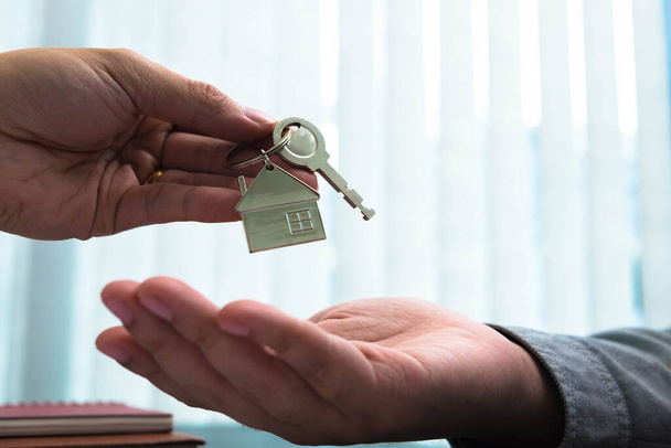 Proposer un contrat pour signer des contrats d'achat de maisons et de biens immobiliers, calculer les taux d'achat de maisons, remettre les clés de la maison et recommander des maisons. - Photo, image