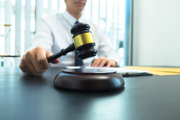 Abogados o abogados proporcionan asesoramiento legal a los clientes en materia de derecho de los negocios. La ley en la vida cotidiana
. - Foto, Imagen