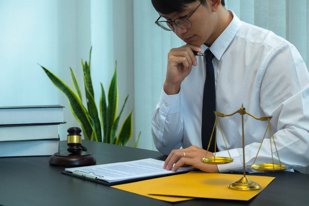 Δικηγόροι ή δικηγόροι παρέχουν νομικές συμβουλές σε πελάτες σχετικά με το επιχειρηματικό δίκαιο. Ο νόμος στην καθημερινή ζωή. - Φωτογραφία, εικόνα