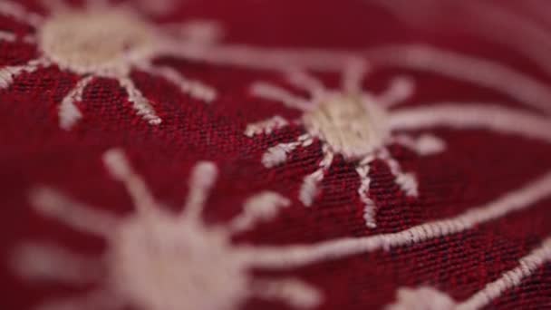 Makro z ciemnoczerwonej koronki tkaniny z okrągłym wzorem.Chiński wzór kwiatowy tkaniny - Materiał filmowy, wideo