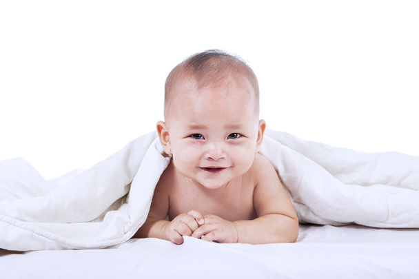 Cute baby laughing under blanket - Foto, afbeelding