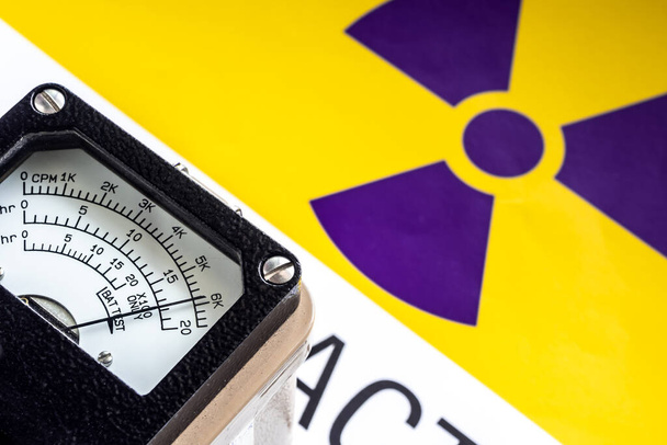Strumento portatile di rilevamento delle radiazioni sul simbolo del materiale radioattivo sull'etichetta - Foto, immagini
