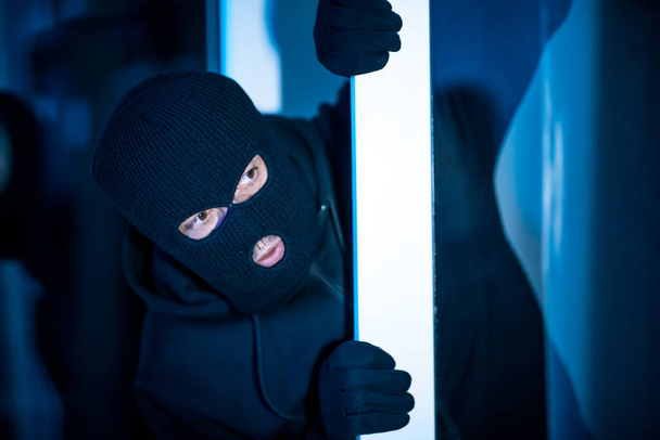 Ladrón listo para entrar en el apartamento para robar
 - Foto, Imagen