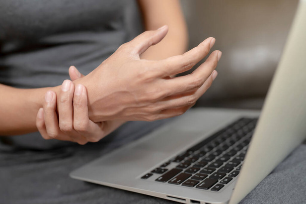 Woman with pain in his hand because of hard work, Ache in human body , office syndrome,Bone and joint disease, Concept healthcare and medical. - Fotoğraf, Görsel