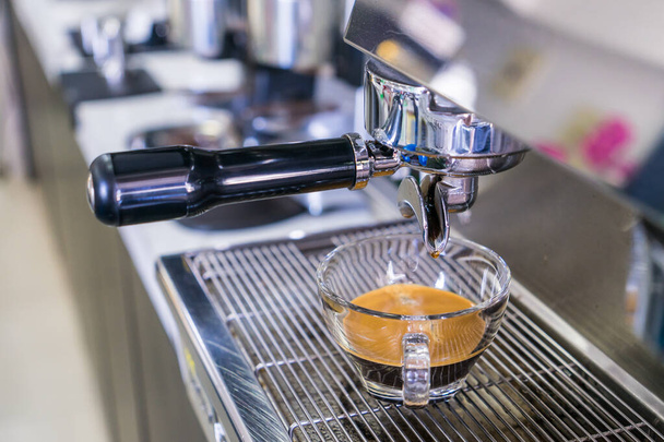 Káva ve sklenici destilované z kávovaru - Fotografie, Obrázek