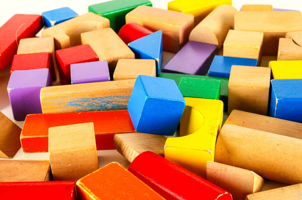 Primer plano de bloques de juguete de madera de colores Objeto sobre un fondo blanco - Foto, imagen