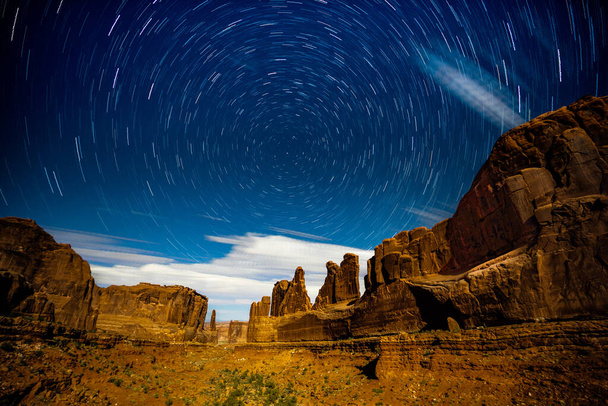 Park Narodowy Arches, Utah. Gwiazda Szlaki Pełnia Księżyca - Zdjęcie, obraz