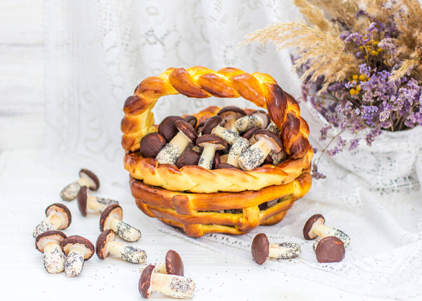 Cookies Pilze in weißer und brauner Schokolade in Weidenkorb aus Teig glasiert. Dessert. Schöne Süße - Foto, Bild
