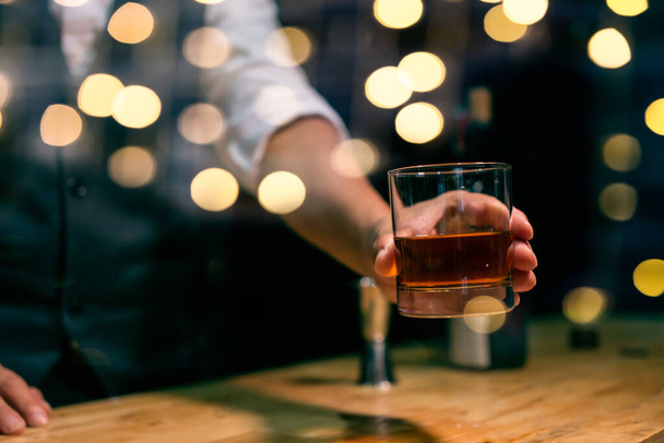 Baarimikko kaatamalla viski lasi kaunis yö - Valokuva, kuva