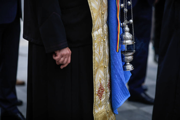 Metalik bir Hıristiyan ortodoks tütsü yakıcı ya da sansürleyici ile detaylar. - Fotoğraf, Görsel