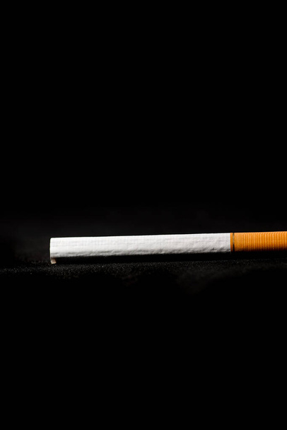 Концепция бросить курить, сломанная сигарета изолированы против черного, Всемирный день табака
 - Фото, изображение