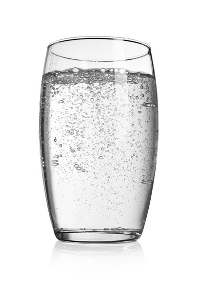 Üveg pezsgő víz buborékok gáz izolált fehér alapon. - Fotó, kép