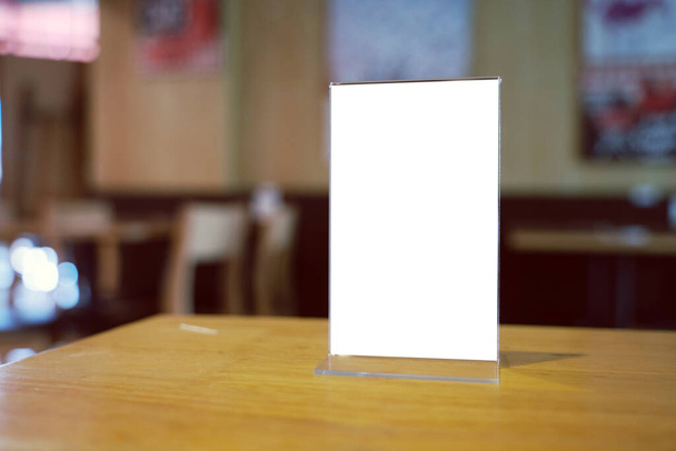 Maquette Cadre de menu debout sur une table en bois dans le bar restaurant café. espace pour le texte. - Photo, image