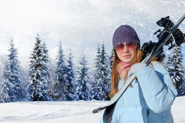 Молода жінка з лижами
 - Фото, зображення