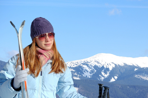 Nuori nainen hiihto
 - Valokuva, kuva