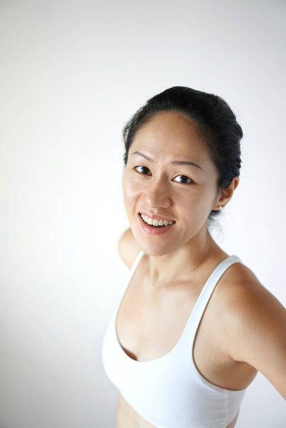Vista dall'alto verso il basso della donna cinese asiatica in attrezzi ginnici
 - Foto, immagini