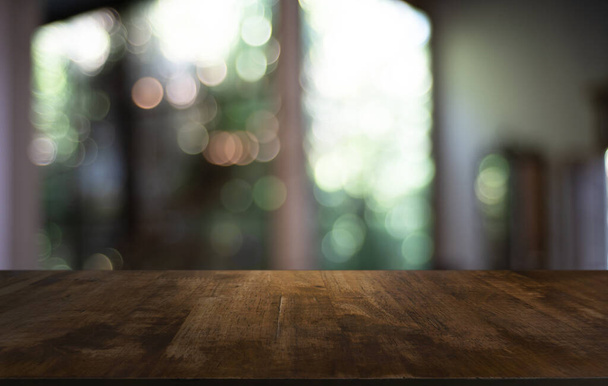 Piano tavolo in legno sfocato Sfondo interno stanza con spazio copia vuoto  - Foto, immagini