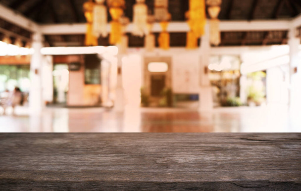 Lege donkere houten tafel voor abstracte wazig bokeh achtergrond van restaurant. kan worden gebruikt voor het weergeven of monteren van uw producten.Mock up voor de ruimte - Foto, afbeelding