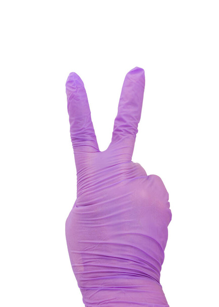 paarse medische handschoenen geïsoleerd op witte achtergrond.Medische apparatuur - Foto, afbeelding