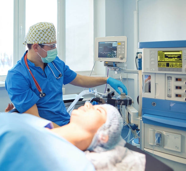 Man surgeon at work in operating room - Foto, afbeelding