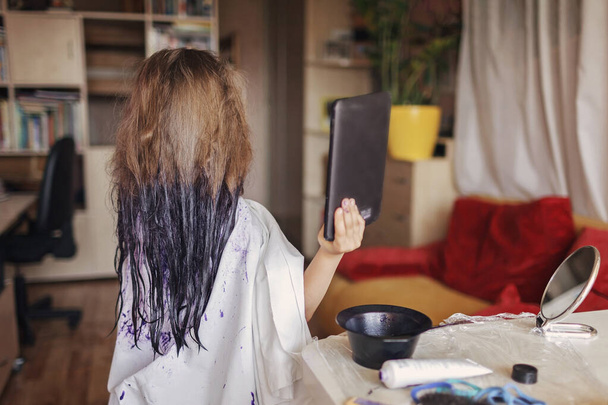 Beauty salon at home. First hair dye experience. Girl power. Cute girl coloring hair with gradient effect by herself, online courses, stay at home concept for coronavirus emergency worldwide pandemic - Foto, afbeelding