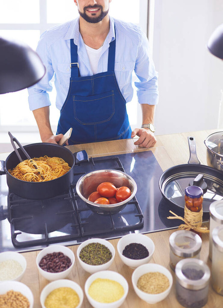 Hombre preparando comida deliciosa y saludable en la cocina casera - Foto, Imagen