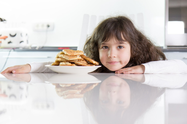 lány eszik gofri - Fotó, kép