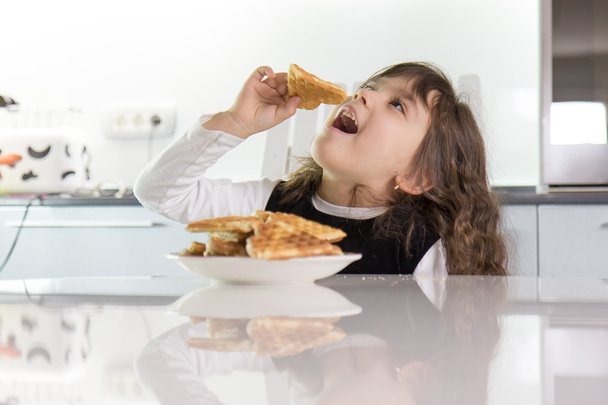 Tyttö syö vohveleita
 - Valokuva, kuva