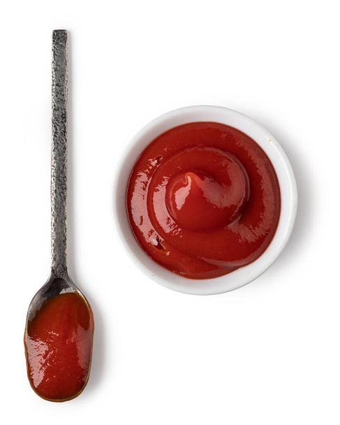 Bol et cuillère avec sauce ketchup isolé sur fond blanc
 - Photo, image